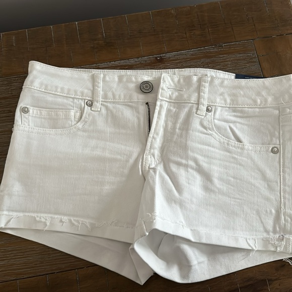 Never worn white size 6 American Eagle white shorts - Picture 2 of 5